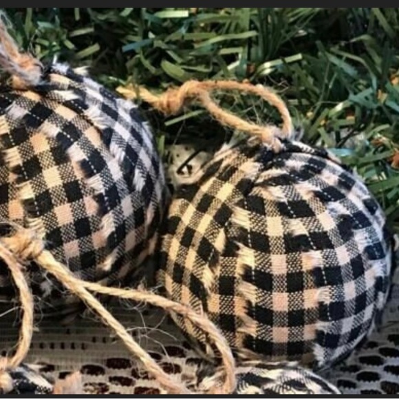 10 primitive black plaid homespun rag balls Christmas ornaments handmade decor - Picture 3 of 3